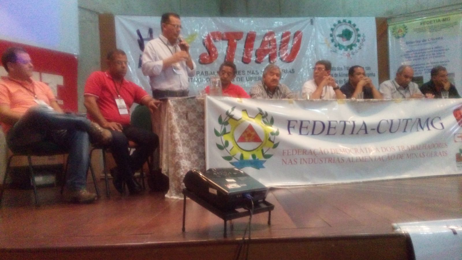 Osvaldo Teófilo, presidente da FEDETIA-MG, faz saudação aos participantes do II Congresso 